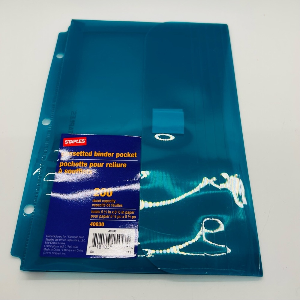 NWT Staples Gussetted Mini Binder Pocket fits 8.5” x 5.5” binders.Protects items